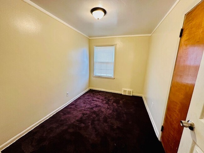 Building Photo - 3 Bedroom 1 Bath For Lease Section 8 Ready