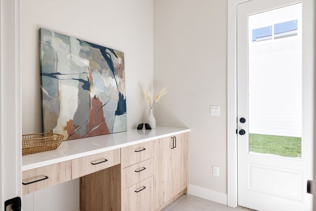 Building Photo - LUX 4BD, 3BA Home with 2-Car Garage and Backyard