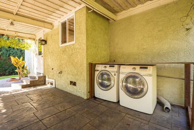 Building Photo - 10744 Charnock Rd