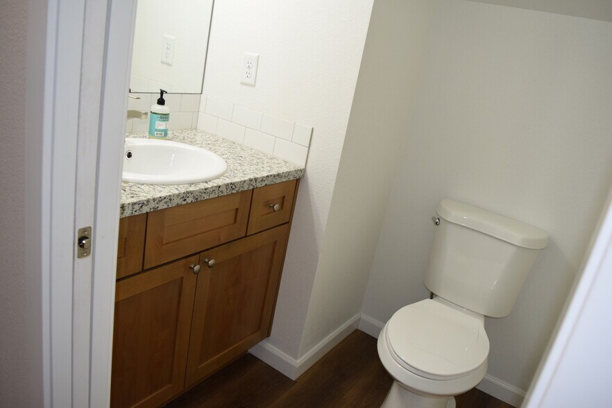 Building Photo - 836 SE Linden Ct