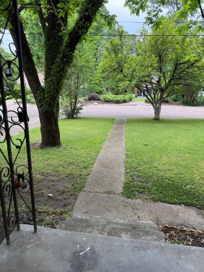 Building Photo - Affordable Duplex in Fondren!