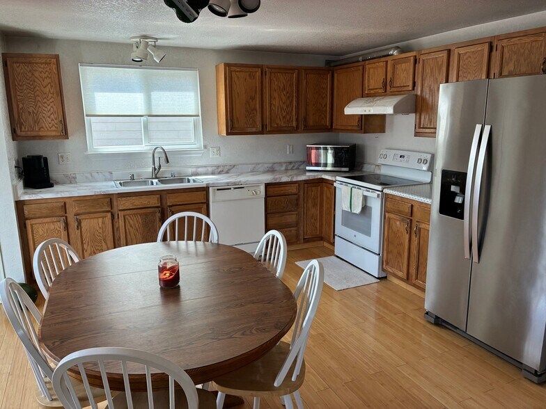 Building Photo - 8043 Clay Dr