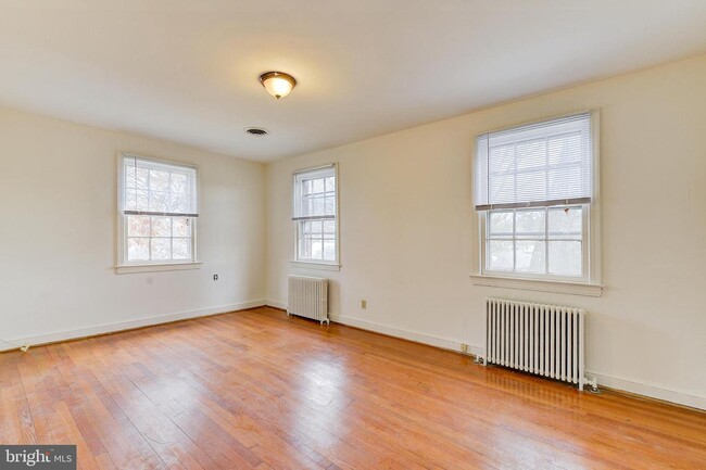 Building Photo - 4914 Crescent St