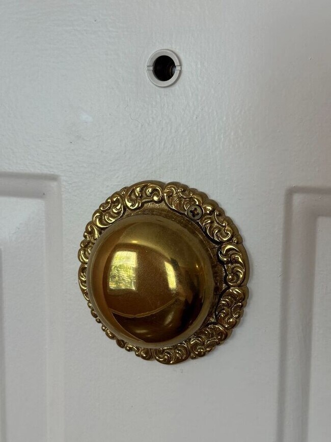 Building Photo - Medical District Location, Fenced Yard, an...