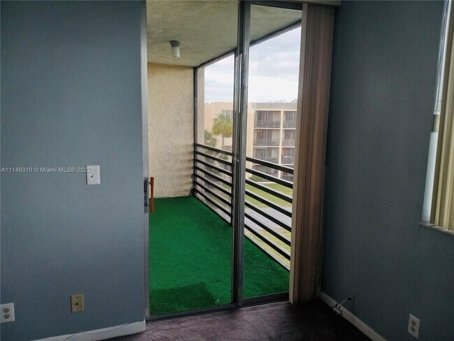 Building Photo - 2820 Somerset Dr