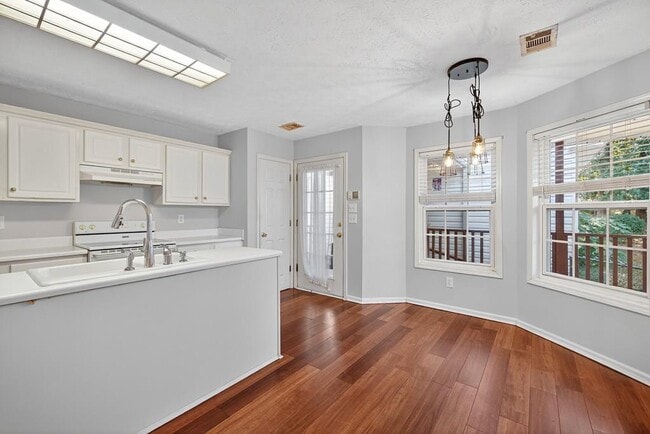 Building Photo - 249 Russell Rd