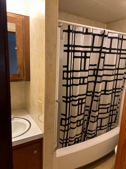 Full bath - 4921 S Dixie Hwy