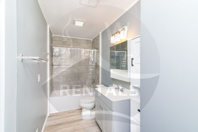 Building Photo - Beautifully remodeled 4 bedroom 2 bath home in Sylva available for year-long lease $2000 a month