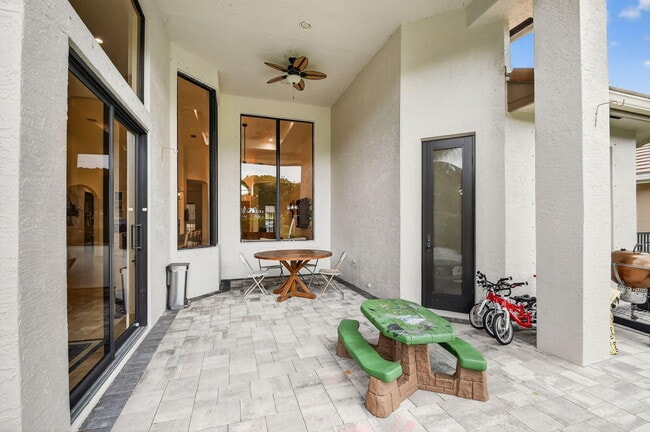 Building Photo - 10337 Trianon Pl