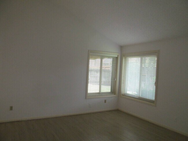Building Photo - 2118 Hickory Lawn Dr