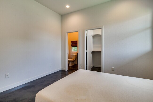 Building Photo - "Classy 3-Bed Oasis with Granite Touches &...