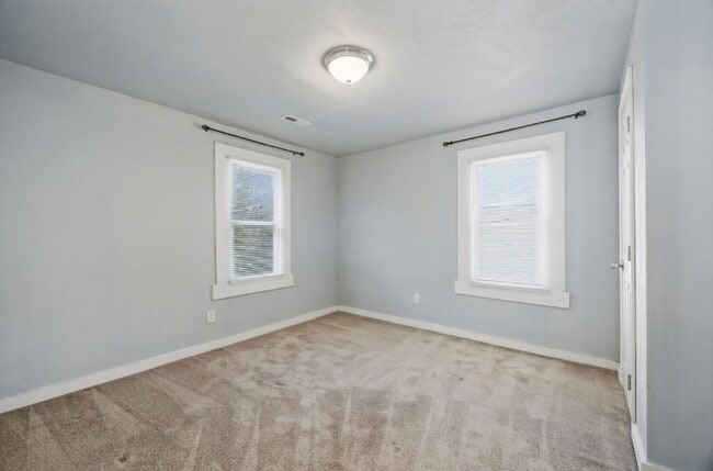 Building Photo - 3 Bed 1.5 bath Updated House Fenced yard -Pets