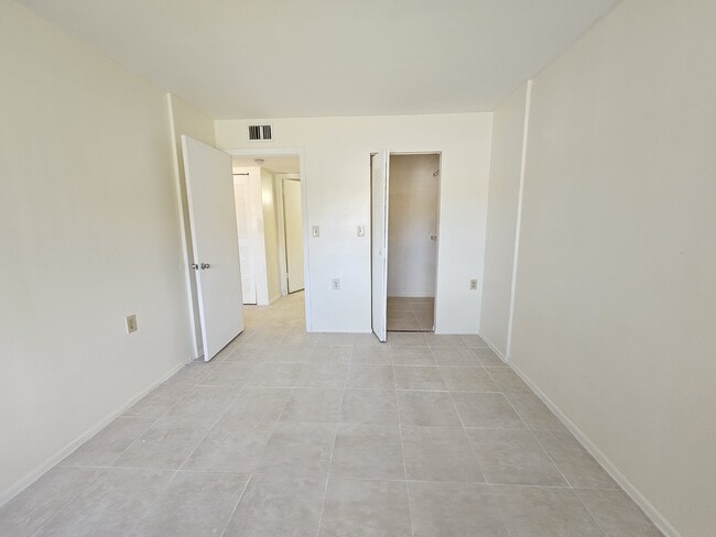 Building Photo - 1153 Lake Victoria Dr