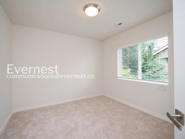 Building Photo - 4 Bed/2.5 Bath Home with Garage / Available Now!