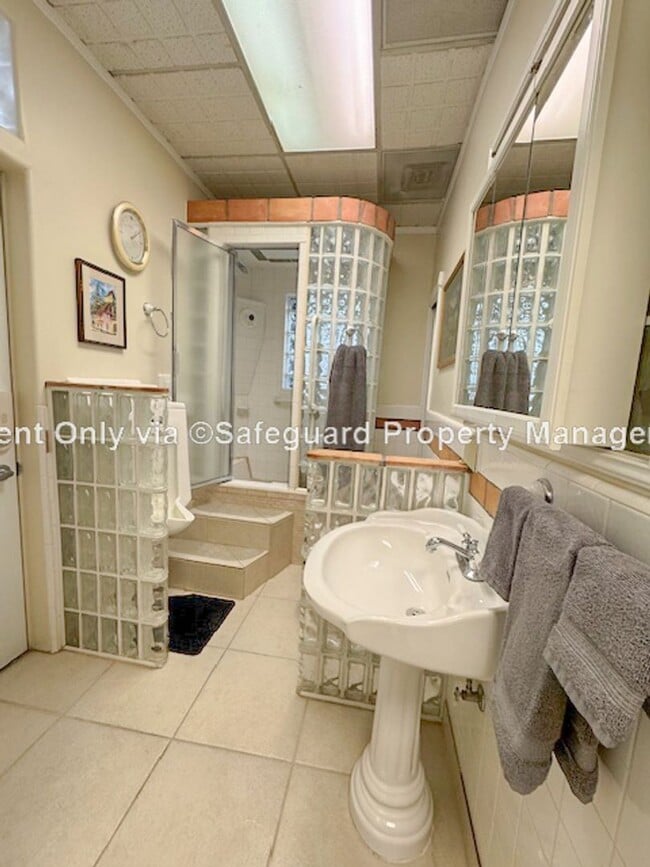 Building Photo - Charming Fully Furnished Bungalow in Millcreek