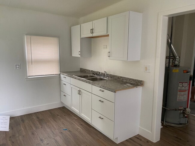 Building Photo - 2 Bedroom 1 Bath Home In Eastpointe