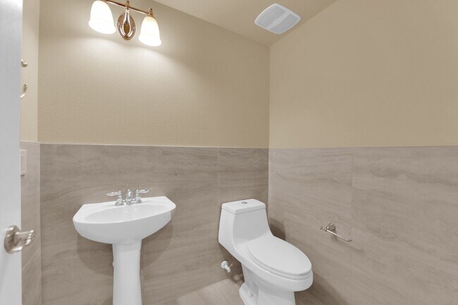 Building Photo - Beautiful 3 Bedroom Home!