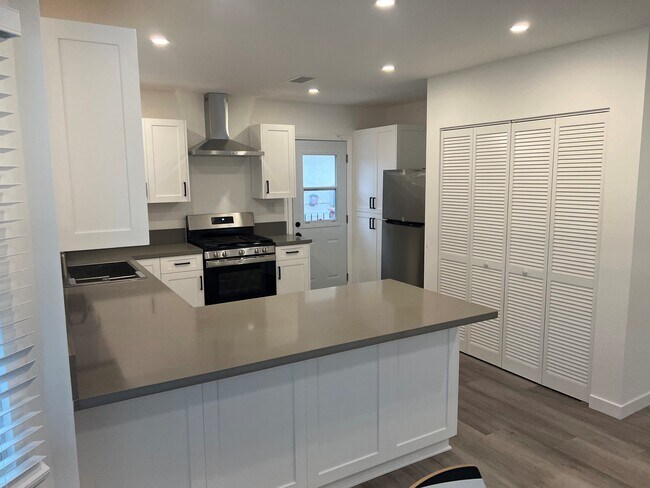 Building Photo - 7512 Tampa Ave