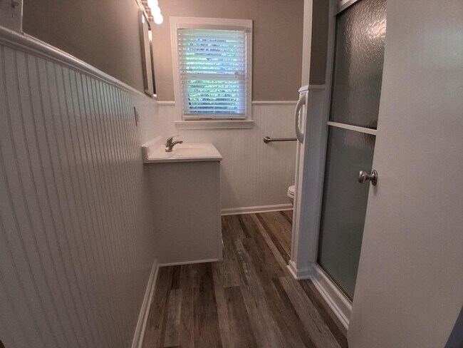 Building Photo - 1923 Woodmont Dr