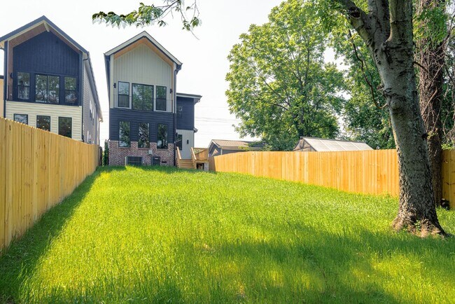 Building Photo - LIKE NEW - Beautiful 4 or 5 BR in Lockelan...