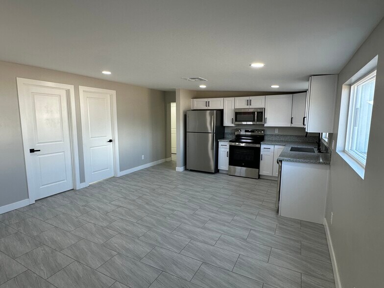 Spacious living and dining area - 1331 W Speedway Blvd
