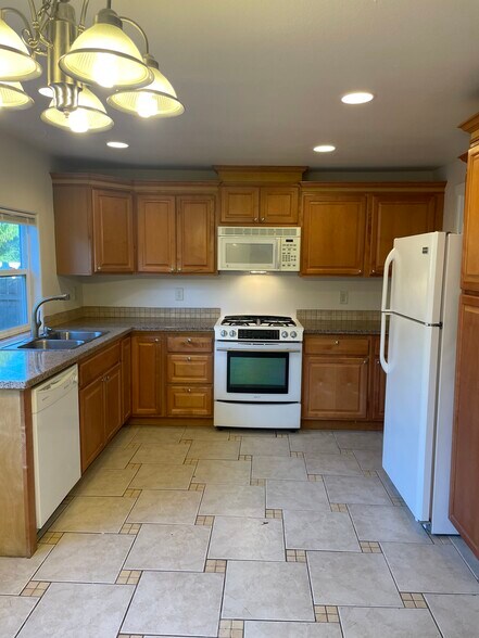 Kitchen - 12434 SE Reedway St
