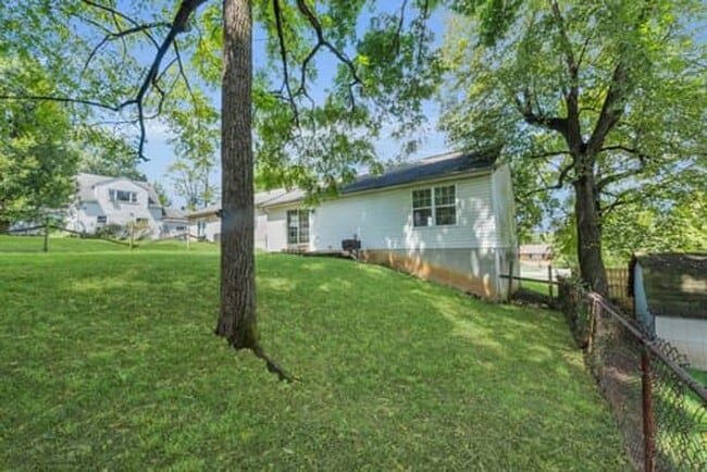 Building Photo - 5691 Victoryview Ln