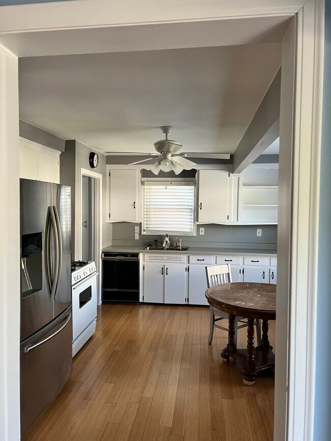Kitchen - 23501 Geneva St