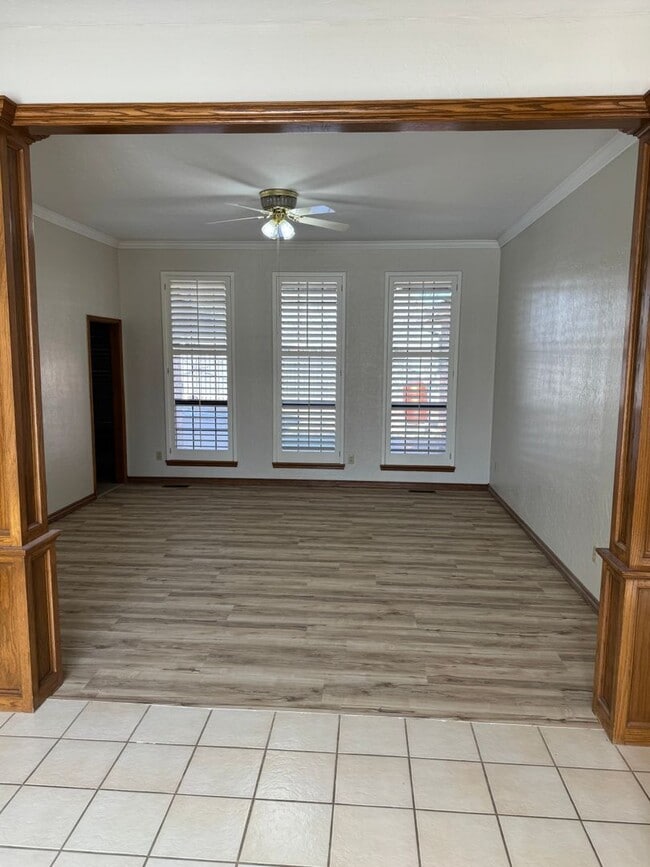 Building Photo - 4 bedroom 2 1/2 bath 3 car garage home