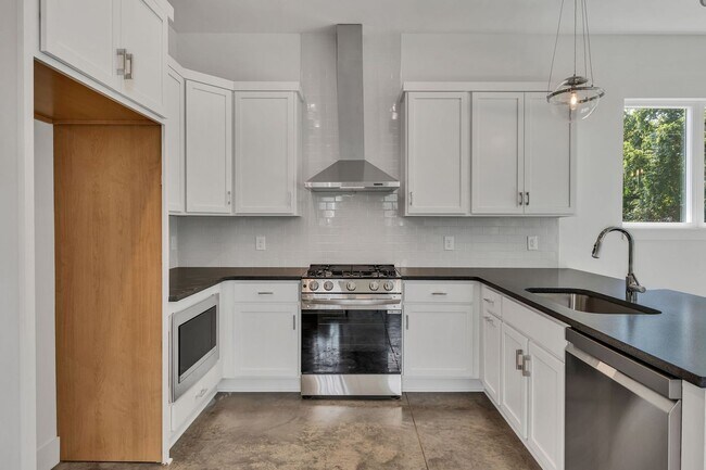 Building Photo - 5917 Robertson Ave