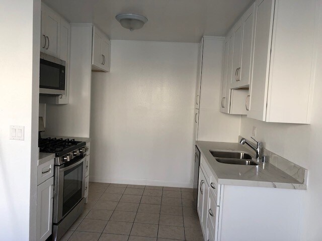 Building Photo - 12351 Oxnard St