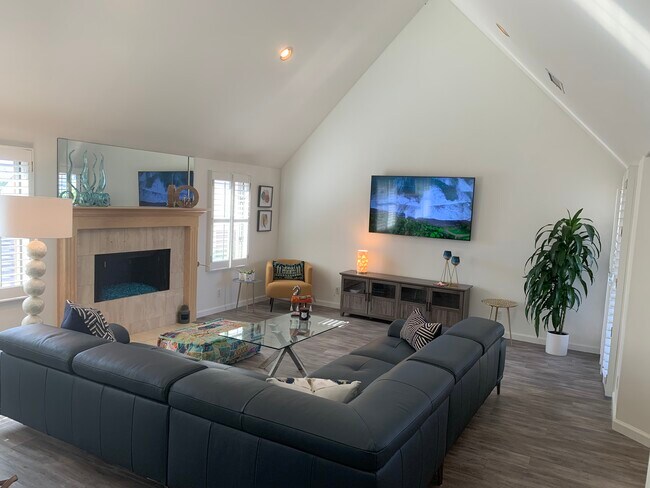 Living Room / TV Room - 7635 Draper Ave