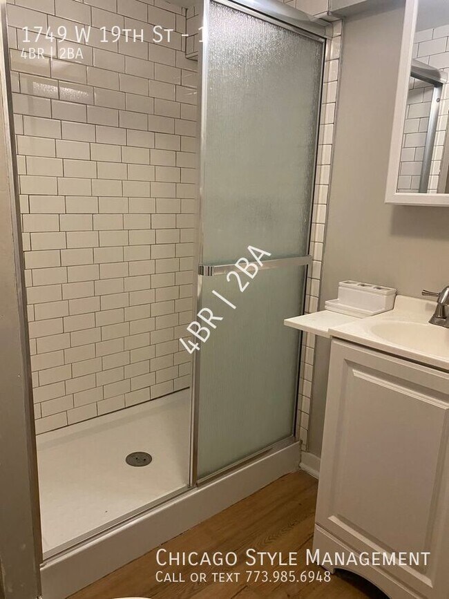 Building Photo - Duplex down in the heart of Pilsen! All th...