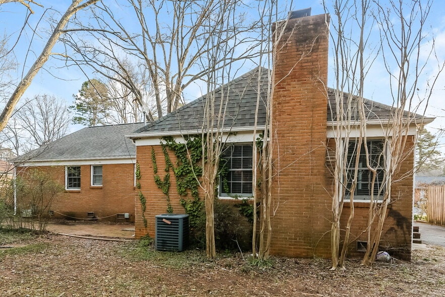 Building Photo - 5000 Coronado Dr