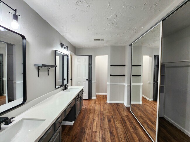 Building Photo - 2118 Creston Dr