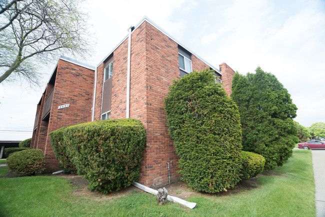 Building Photo - Carriage House Apartments