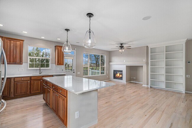 Building Photo - 4 bed/4 bath, Three Story Home Backing to ...