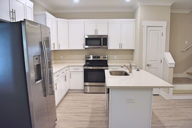 Building Photo - Available June 2025-Garage Unit Verandas a...