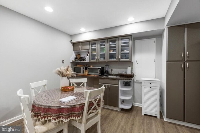 Building Photo - 9830 Meadow Valley Dr
