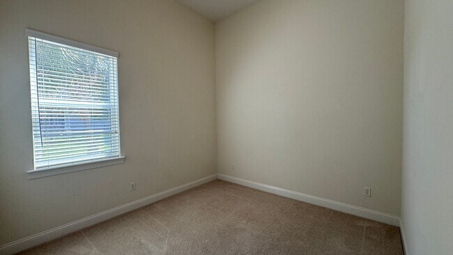 Building Photo - Beautiful 4B/3B with Bonus Office Space Fo...