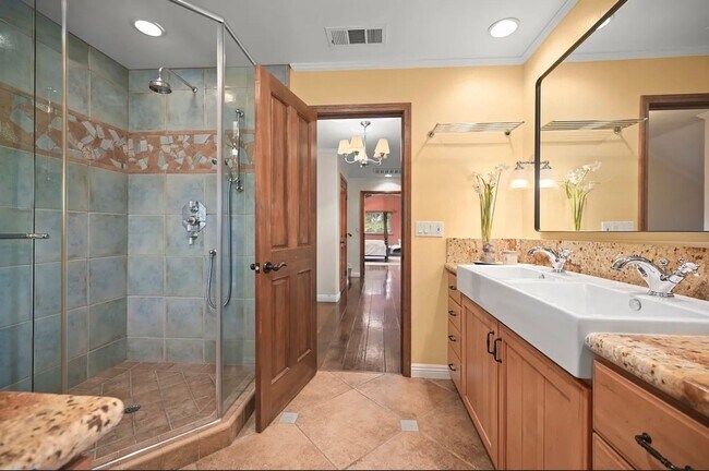 Building Photo - 6 Bed 4 Bath In Alamo