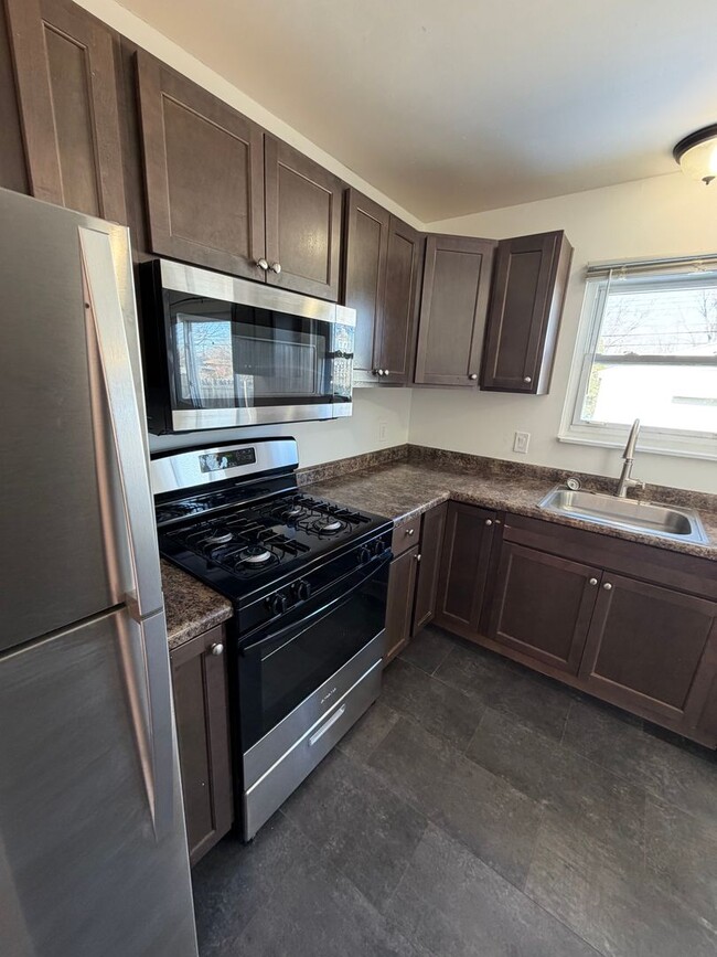 Building Photo - Remodeled 4BR/2BA Home in Lansing — Move in ready