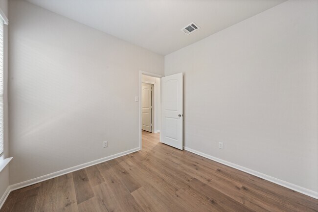 Building Photo - 1000 Camelia Grv Ct