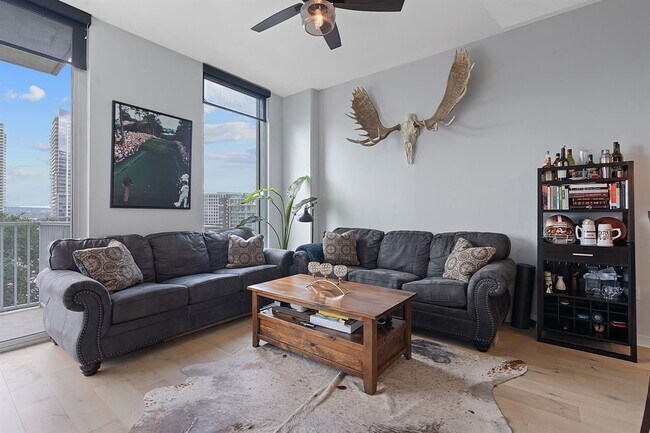 Building Photo - 360 Nueces St
