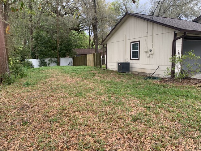 Building Photo - Open Floorplan in Quiet Neighborhood