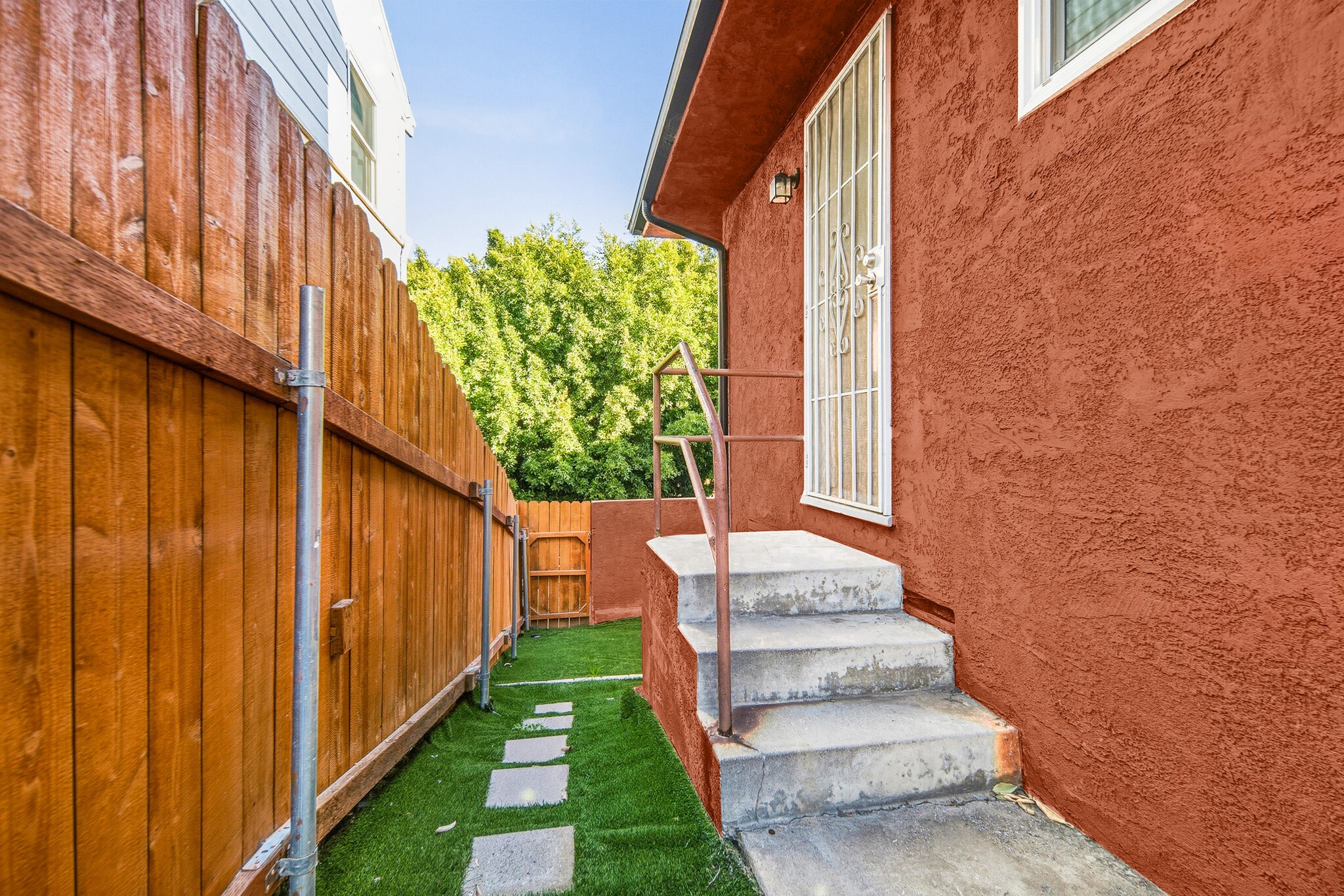 Building Photo - 1319 S Mansfield Ave