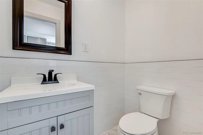 Building Photo - Gorgeous 5 Bedroom 2 1/2 Bathroom Littleto...