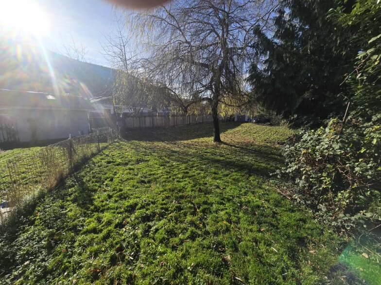 Building Photo - 757 Main Ave