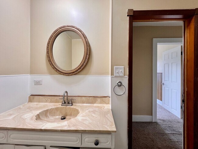 Building Photo - 3 Bedroom House - East Toledo