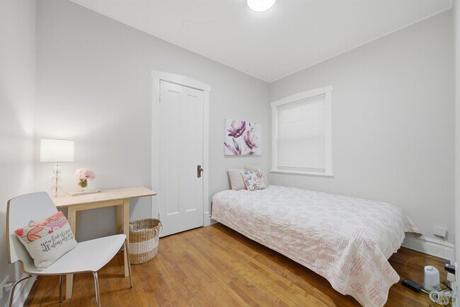 Building Photo - 4735 N Kilbourn Ave